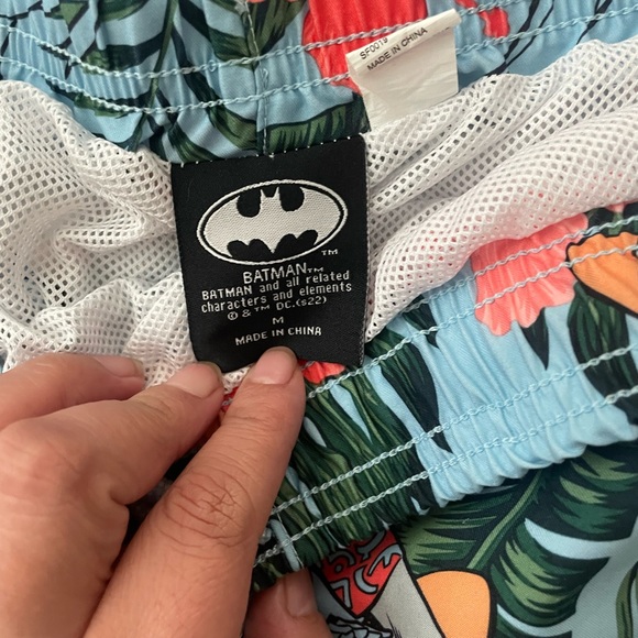 Men’s Batman Hawaiian Swim Shorts Size Med - Picture 2 of 4